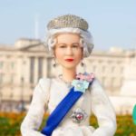 Barbie fabrique la poupée de la reine Elizabeth II